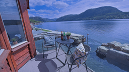 Glass-fronted terrace right by the fjord